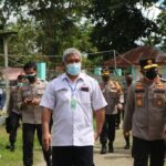 Kapolda Papua Barat Tinjau Pelaksanaan Vaksinasi Massal dan Berikan Bantuan