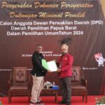 Bakal Calon DPD RI Filep Wamafma Resmi Mendaftar ke KPU Papua Barat