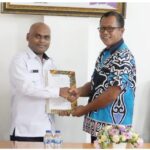 Mewakili Ketua STIH Manokwari, Marius Sakmaf Teken Kerjasama dengan Bawaslu