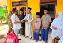 Senator Filep Wamafma Serahkan Bantuan Perlengkapan Ibadah ke Ponpes Darussalam Manokwari